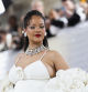 Rihanna con su look en la gala Met