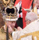 El rey Carlos III recibe la corona de San Eduardo durante su ceremonia de coronación en la Abadía de Westminster