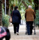 Ancianos paseando por Barcelona