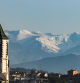 El campanario restaurado de la Gleva con el Pirineo nevado de fondo.