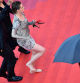 Kristen Stewart sube descalza la escalinata del Palacio de Festiavles de Cannes en 2020