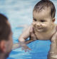La natación resulta relajante para los bebés y refuerza el vínculo con sus padres.