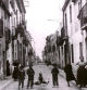 Imagen de época de vecinos de la calle Nuria, entre Rogent y Meridiana, y que partía en dos la calle Mallorca.
