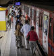 Personas entrando y saliendo del Metro de Barcelona