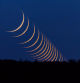 Una secuencia del hilo de luna creciente hasta esconderse por el horizonte.