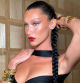 Bella Hadid con su piel iluminada con las Beauty Light Wands de Charlotte Tilbury