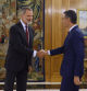 El rey Felipe VI (i) estrecha la mano al líder del PSOE y presidente del Gobierno en funciones, Pedro Sánchez, antes de su encuentro celebrado este martes en el Palacio de La Zarzuela en el marco de la ronda de contactos para designar nuevo candidato al Gobierno de España. EFE/ Juanjo Guillén POOL