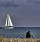 Velero frente a la playa de Castelldefels.