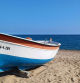 Una barca en la playa de Malgrat de Mar.