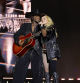 Madonna con su hijo David Banda interpretan juntos 'Mather and Father' , en la gira 'The Celebration Tour'