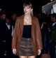 La cantante Taylor Swift viste conjuntos de estilo preppy
