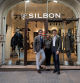 Pablo López, CEO de Silbon, Claudia Bogdanov, de Save the Children, y el modelo Oriol Elcacho en la tienda que la firma tiene en Barcelona