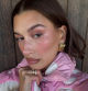 Hailey Bieber recreando la piel efecto 'glow' con un makeup rosado
