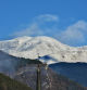 La iglesia parroquial de Sant Cristòfol de Campdevànol con el Puigmal nevado de fondo.