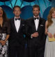 Gina Torres, Patrick J. Adams, Gabriel Macht y Sarah Rafferty en los Globos de Oro.