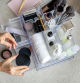 Una persona ordenado su organizador de maquillaje.