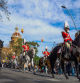 La guardia urbana de gala en el desfile de los Tres Tombs de Sant Andreu.