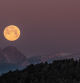 La luna llena del lobo sobre el Pedraforca.