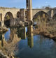 Reflejos del puente de Besalú en el río Fluvià.