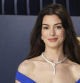 Anne Hathaway con el vestido azul cerúleo de Versace en los Screen Actors Guild (SAG)  Awards