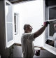 Un trabajador autónomo pintando una vivienda