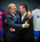 Laporta y Xavi se abrazan tras la renovación del técnico