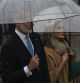 Los reyes Felipe y Letizia, se protegen de la lluvia con sendos paraguas transparentes, este miércoles en la plaza Dam