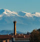 La chimenea de la Fàbrica del Sucre, a la izquierda el Puigmal y a la derecha, los montes que rodean Vall de Núria.