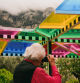 Daniel Buren fotografía su pérgola efímera en el hotel La Residencia de Deià con la Serra de Tramuntana al fondo