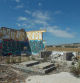 Grafitis en una zona de edificaciones en ruinas en el Parque Regional del Sureste.