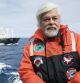 Paul Watson, de 73 años, es conocido por su lucha contra la caza de ballenas y sus métodos de acción directa, que incluyen tácticas como bloquear embarcaciones.