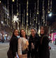 Chicas haciéndose una foto con las luces de Navidad en Passeig de Gràcia.