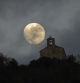 La luna y la ermita de Sant Grau.
