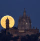 La luna llena en la Torre de les Aigües de Dos Rius.