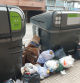 Contenedores inteligentes, situados en la calle Barcelona, con montones de basura alrededor, a finales de diciembre.