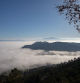 Desde Sant Bartomeu del Grau se ve la Plana de Vic cubierta, mientras el macizo del Montseny sobresale al fondo.