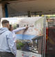 Pareja observando una promoción de vivienda en Rubí, en el Vallès Occidental