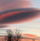 Nubes de viento con forma de labios al atardecer en el cielo de Pinilla del Valle.