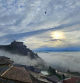 Amanecer de niebla baja en el castillo de Cardona.
