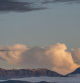 Trío meteorológico en el paisaje de cumulonimbus, nieve y niebla.