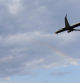El avión sobrevolando el arco iris en la playa de Gavà.