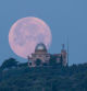 La luna rosa en el Observatori Fabra.
