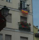 Bandera republicana en los balcones de la Plaza de Nelson Mandela.