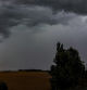 El cumulonimbo arcus llega con la lluvia a Gurb, comarca de Osona.