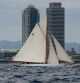 El Mariska, construido en 1908, con una eslora de 27,75 metros y vencedor en la categoría Big Boat de la XVIII edición de la Puig Vela Clàssica, navegando por delante de las torres olímpicas durante la regata.