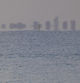 Efecto ciudad flotante causado por el fenómeno de la Fata Morgana, visto desde la playa de Gavà.