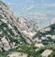 El monasterio de Montserrat a vista de excursionista desde las alturas.