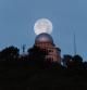 La puesta de la luna sobre el Observatorio Fabra.