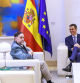 El presidente del Gobierno, Pedro Sánchez, recibe al líder de ERC, Oriol Junqueras, este jueves en el Palacio de la Moncloa.