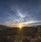 El sol se luce al atardecer bajo las nubes altas, en Sant Quintí de Mediona.